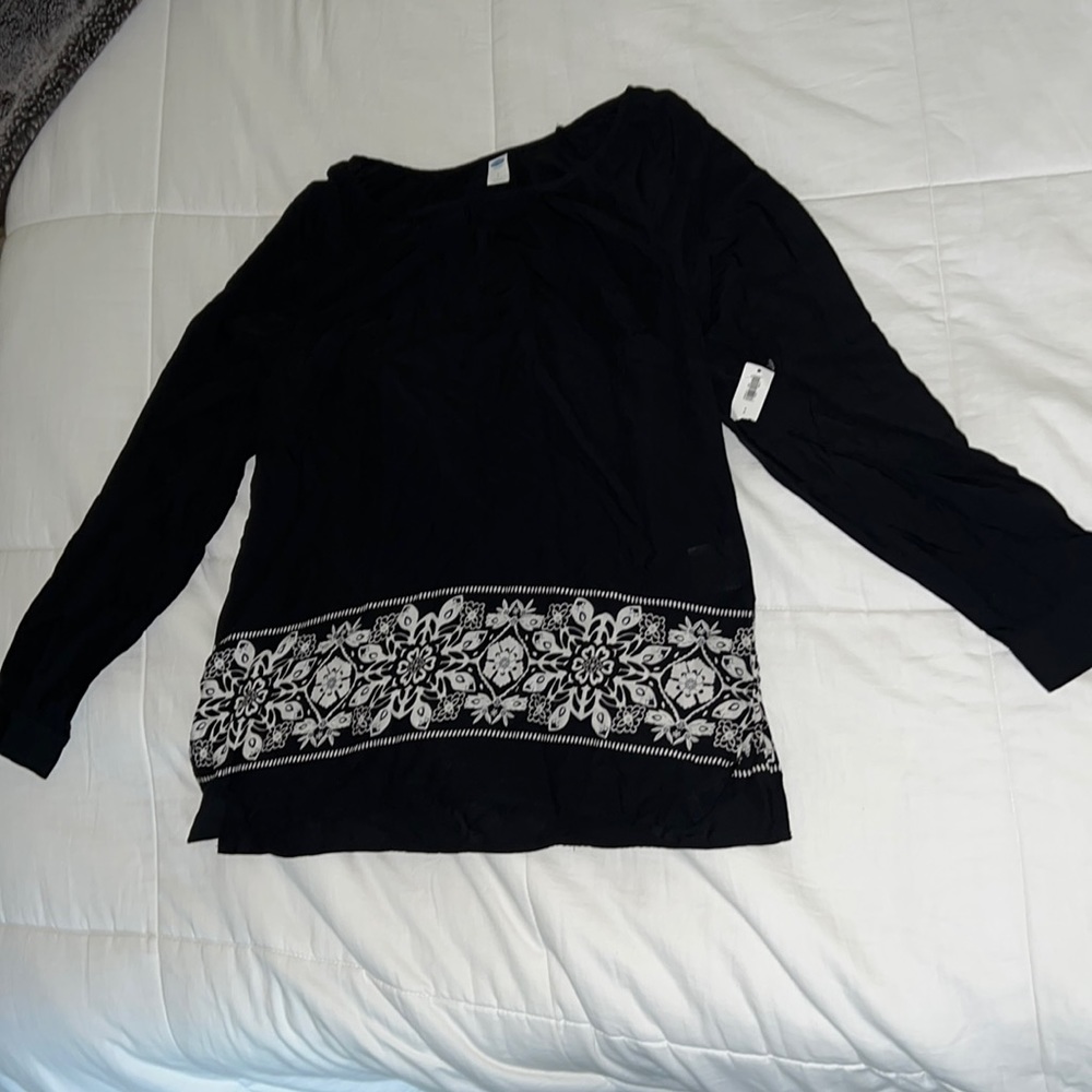 Black / White floral OLD NAVY Long Sleeve Ladies Top Size Small